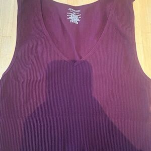 Burgundy V-Neck Tank 2/10$